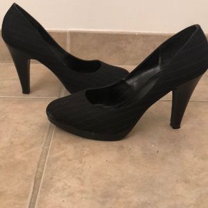 Black pinstriped pump